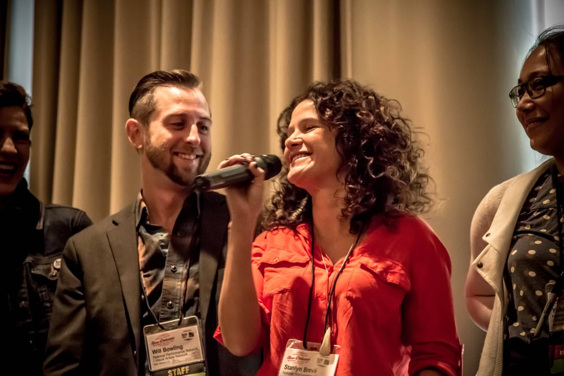 stanlyn-holding-mic
